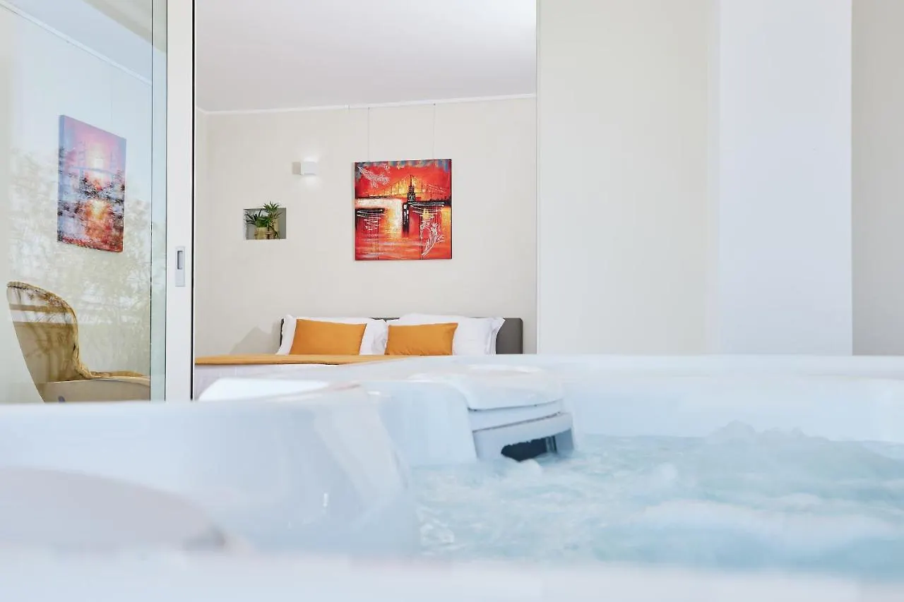 Luxury Suite La Finestra Sul Lago Peschiera del Garda 0*,
